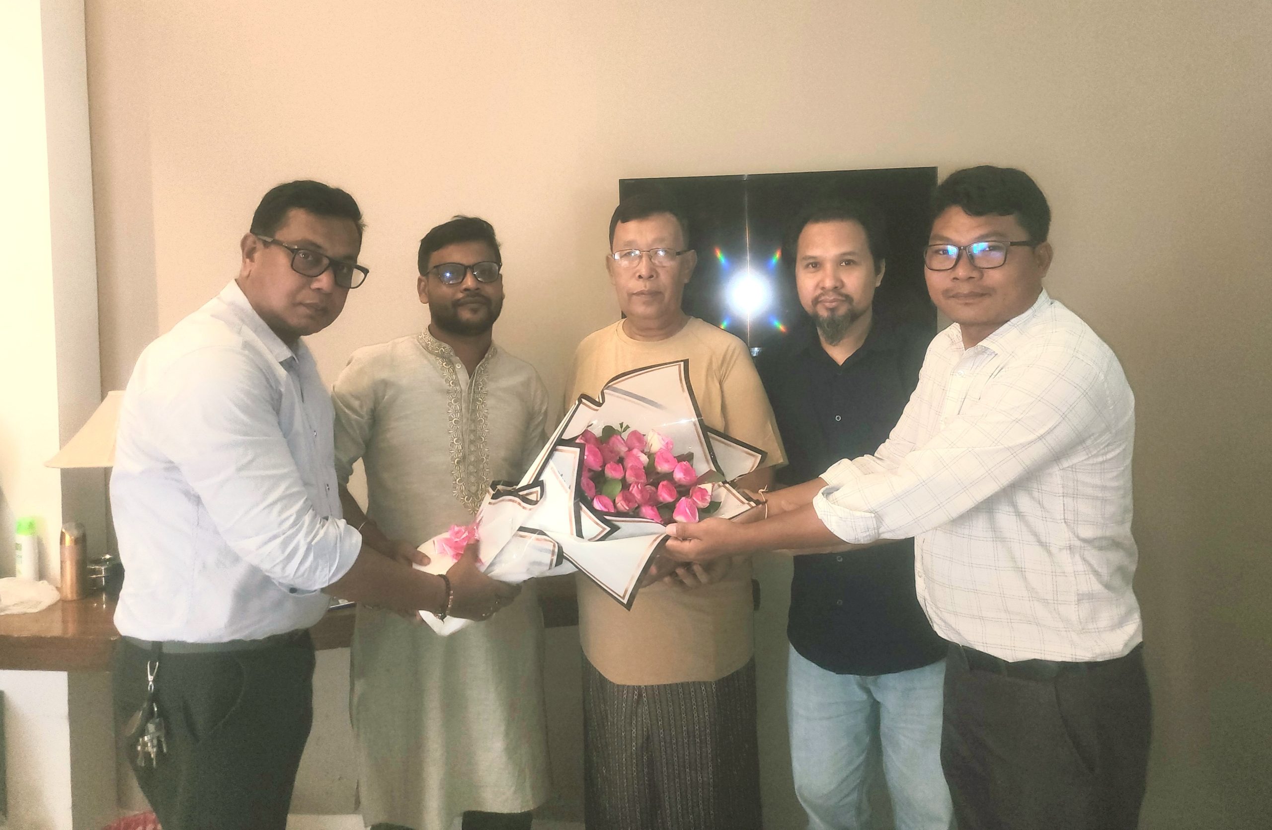 বাংলাদেশ জাতীয়তাবাদী বৌদ্ধ ঐক্য ফ্রন্টের কেন্দ্রীয় কমিটির আহ্বায়ক বাবু লুসাই মং মার্মা-কে বান্দরবান পার্বত্য জেলা পরিষদ নবগঠিত পরিষদের সদস্য নির্বাচিত হওয়ায় বাংলাদেশ জাতীয়তাবাদী বৌদ্ধ ঐক্য ফ্রন্টের কেন্দ্রীয় ও ঢাকা মহানগর কমিটির নেতৃবৃন্দরা ফুলেল শুভেচ্ছা জানিয়েছেন।  এসময় উপস্থিত ছিলেন বাংলাদেশ জাতীয়তাবাদী বৌদ্ধ ঐক্য ফ্রন্টের কেন্দ্রীয় কমিটির প্রকৌশলী দিপু বড়ুয়া — সদস্য সচিব, প্রকৌশলী নিউটন চাকমা — যুগ্ম আহ্বায়ক, রাজীব বড়ুয়া রাজু — সদস্য সচিব, ঢাকা মহানগর, কনজুরি মারমা — যুগ্ম সদস্য সচিব, বাংলাদেশ জাতীয়তাবাদী বৌদ্ধ ঐক্য ফ্রন্ট।