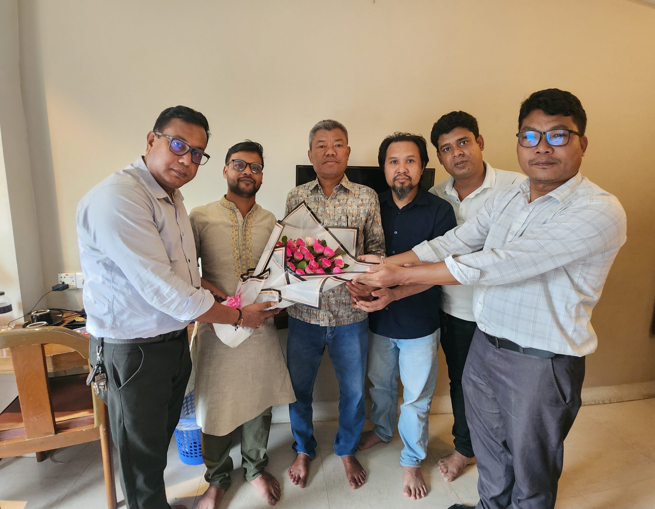 বাংলাদেশ জাতীয়তাবাদী বৌদ্ধ ঐক্য ফ্রন্টের কেন্দ্রীয় কমিটির আহ্বায়ক বাবু চনুমং মার্মা-কে বান্দরবান পার্বত্য জেলা পরিষদ নবগঠিত পরিষদের সদস্য নির্বাচিত হওয়ায় বাংলাদেশ জাতীয়তাবাদী বৌদ্ধ ঐক্য ফ্রন্টের কেন্দ্রীয় ও ঢাকা মহানগর কমিটির নেতৃবৃন্দরা ফুলেল শুভেচ্ছা জানিয়েছেন। এসময় উপস্থিত ছিলেন বাংলাদেশ জাতীয়তাবাদী বৌদ্ধ ঐক্য ফ্রন্টের কেন্দ্রীয় কমিটির প্রকৌশলী দিপু বড়ুয়া — সদস্য সচিব, প্রকৌশলী নিউটন চাকমা — যুগ্ম আহ্বায়ক, রাজীব বড়ুয়া রাজু — সদস্য সচিব, ঢাকা মহানগর, কনজুরি মারমা — যুগ্ম সদস্য সচিব, বাংলাদেশ জাতীয়তাবাদী বৌদ্ধ ঐক্য ফ্রন্ট।