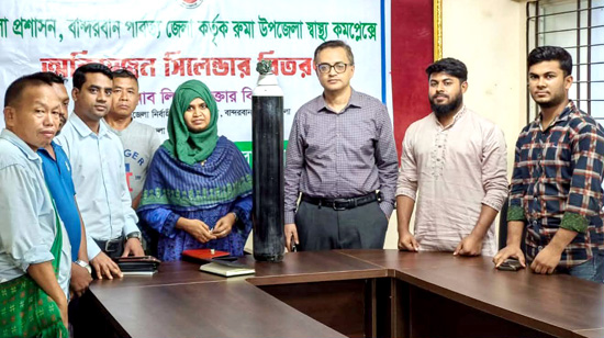 রুমা উপজেলা স্বাস্থ্য কমপ্লেক্সে জেলা প্রশাসনের ১০ অক্সিজেন সিলিন্ডার প্রদান