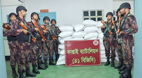 সীমান্ত সুরক্ষা ও চোরাচালান প্রতিরোধ: কাপ্তাইয়ে ৩৬ বস্তা অবৈধ ইউরিয়া সারসহ ট্রাক জব্দ