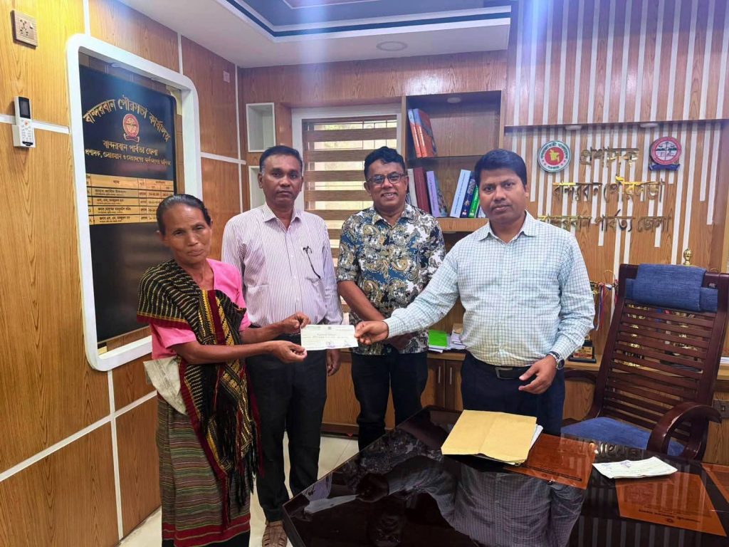 অতিবৃষ্টিতে ক্ষতিগ্রস্তদের পাশে বান্দরবান পৌরসভা।