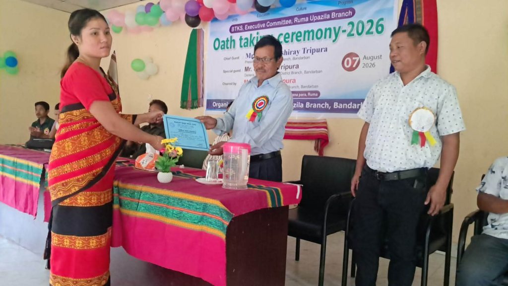 অতিবৃষ্টিতে ক্ষতিগ্রস্তদের পাশে বান্দরবান পৌরসভা।