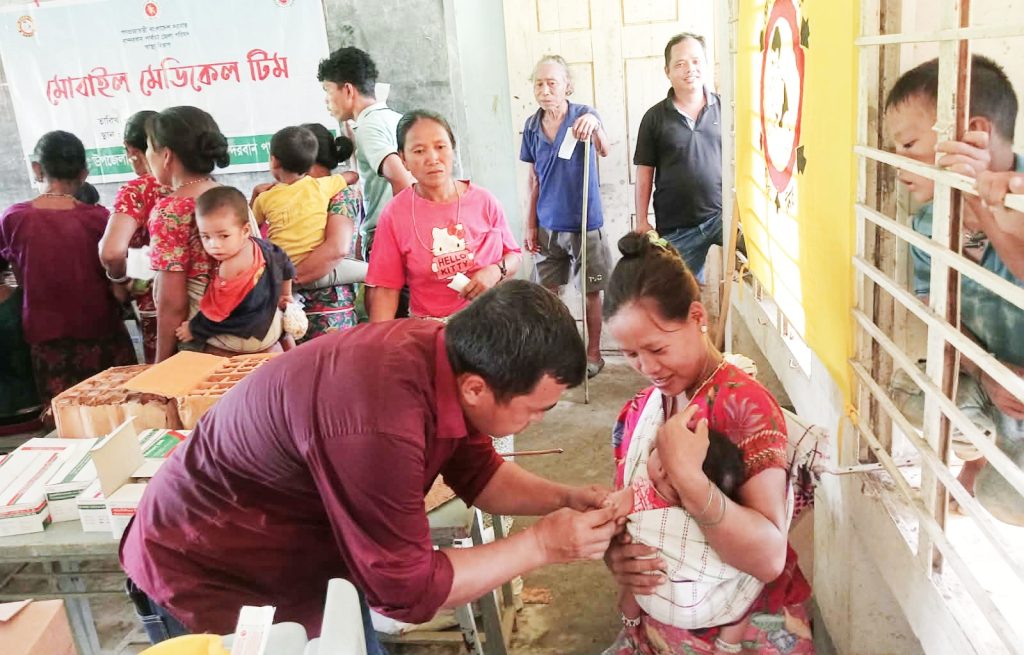 রেমাক্রী প্রাংসার দুর্গম পাড়ায় উপজেলা স্বাস্থ্য বিভাগের মেডিকেল ক্যাম্প