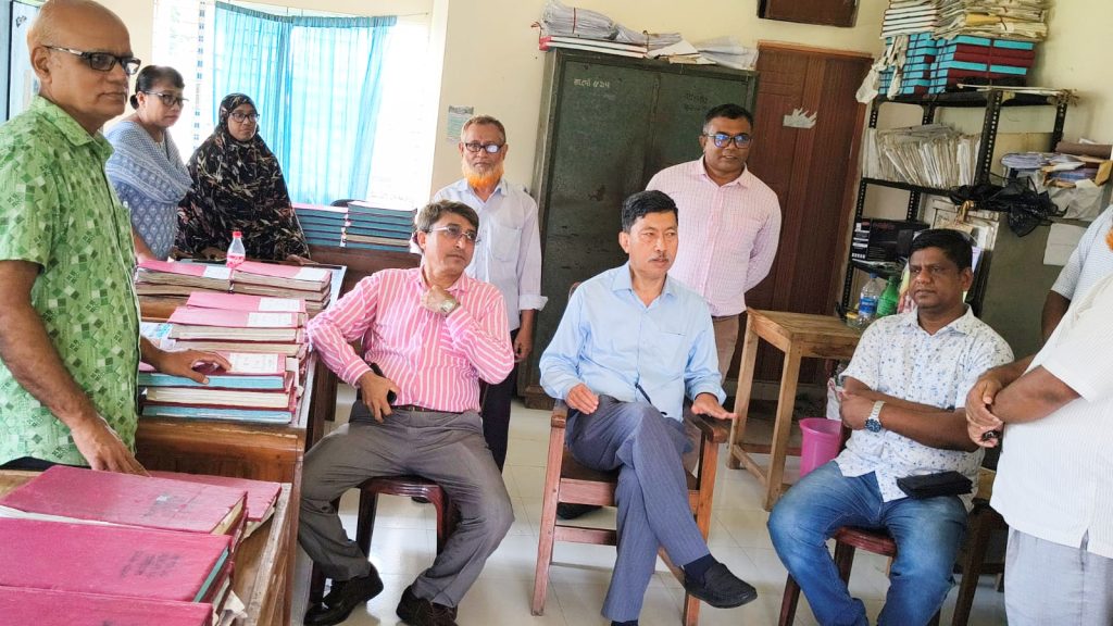 প্রত্যন্ত এলাকায় বাড়ি বাড়ি গিয়ে অভিভাবক ও শিক্ষার্থীদের পড়াশোনায় উদ্বুদ্ধ করতেন প্রধান শিক্ষক রফিকুল ইসলাম