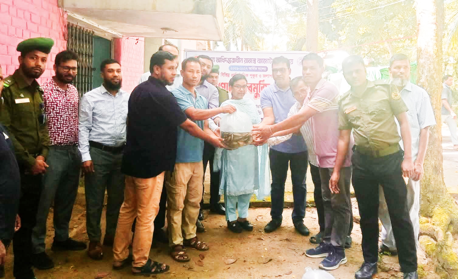 কাপ্তাইয়ে রাজস্ব বাজেটের আওতায় ১৬টি জলাশয়ে মাছের পোনা অবমুক্তি