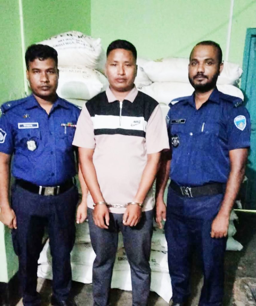 বিলাইছড়িতে ৫৪ বস্তা ইউরিয়া সারসহ একজন আটক