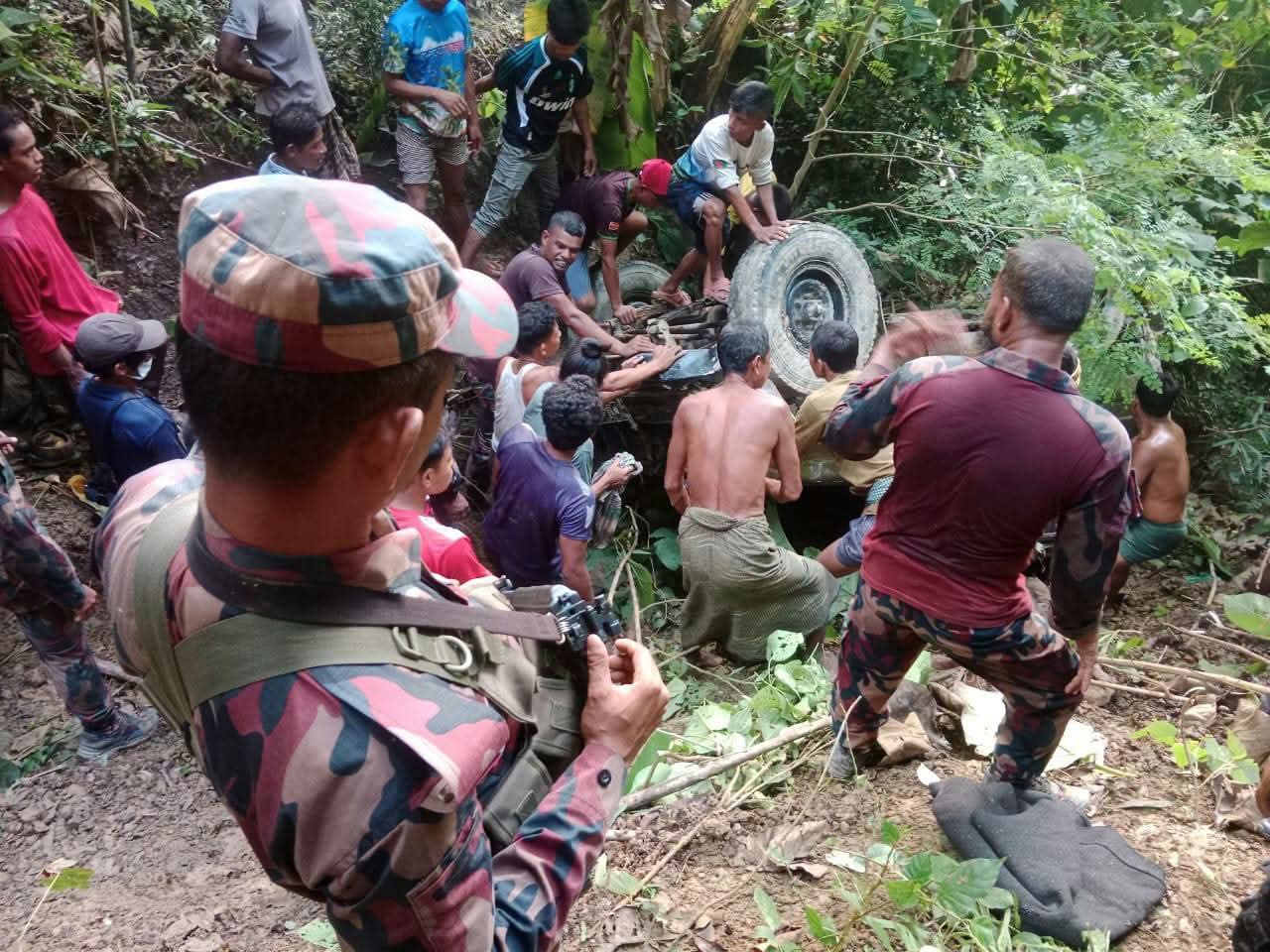 থানচিতে ল্যান্ডক্রুজার খাদে পড়ে নিহত ২, আহত ৫