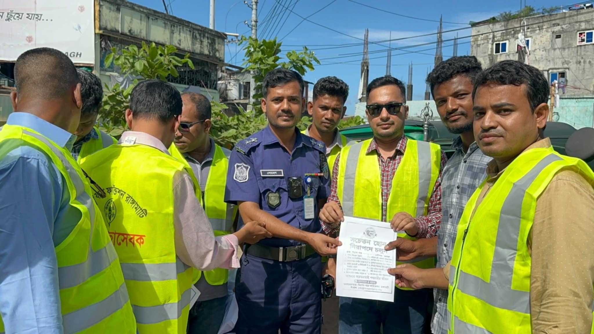 সড়ক ও নৌ পথ দুর্ঘটনা এড়াতে রাঙামাটিতে নিরাপদ যাত্রা ফাউন্ডেশন-এর সচেতনতামূলক লিফলেট বিতরণ ও পথসভা