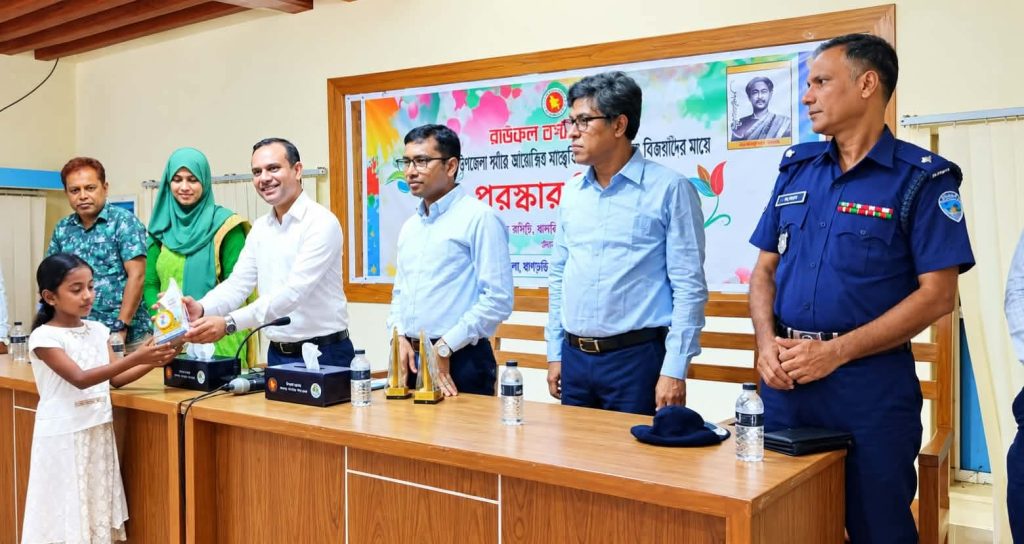 গোবিন্দগঞ্জে পৈতৃক সম্পত্তি আত্মসাতের অভিযোগে এতিম ভাই-বোনের সংবাদ সম্মেলন